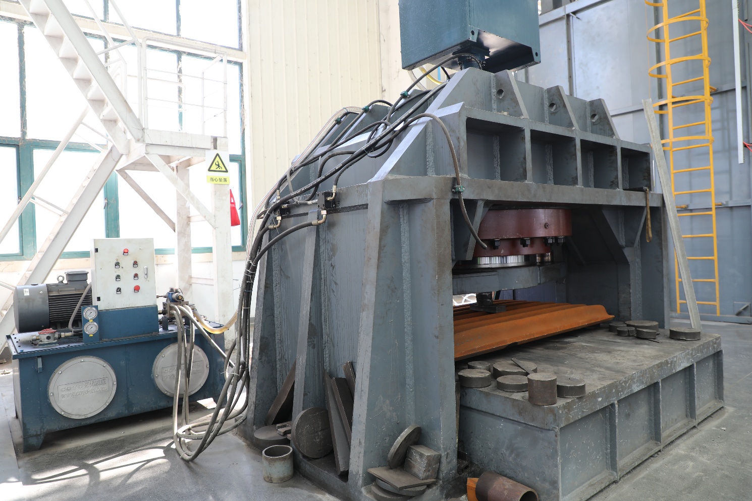 300-ton hydraulic correction machine